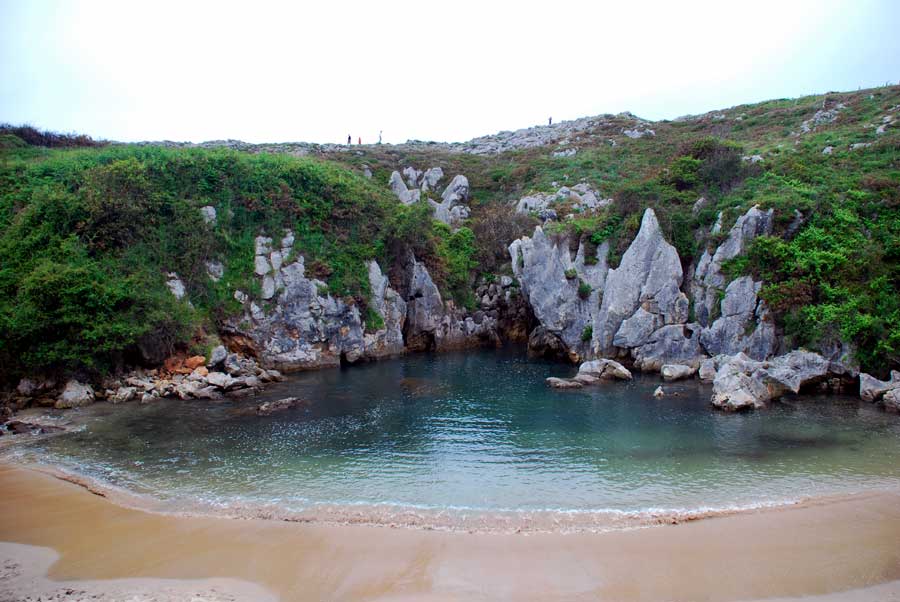 Playa de Gulpiyuri, crique intérieure des Asturies